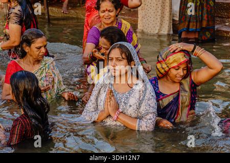 Inde. État de l'Uttar Pradesh. Varanasi (Bénarès). Des fidèles accomplissent un rituel sacré dans les eaux du Gange, offprières et purification d Banque D'Images