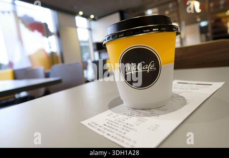 Café McCafe dans une tasse de papier dans le restaurant McDonalds, norfolk, angleterre Banque D'Images