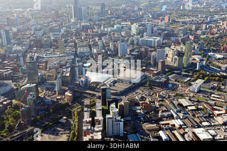 Vue aérienne du centre-ville de Manchester depuis le nord vers le sud sur Cheetham Hill Road à travers l'AO Arena et Manchester Victoria Station Banque D'Images