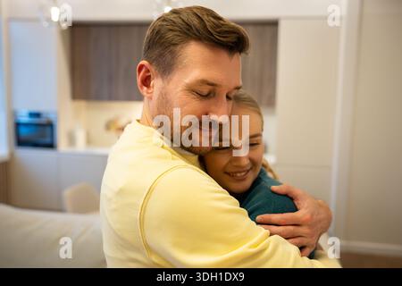 Heureux couple souriant homme et femme embrassant l'un l'autre avec un lien fort et rassurant. Banque D'Images