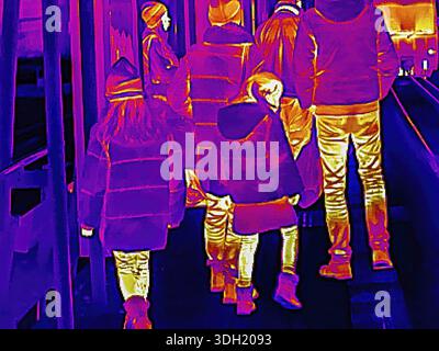 Image thermique ou thermographie, photo symbolique, interpolée. Famille avec enfants voyageant dans les zones urbaines. Stuttgart, Bade-Wuerttemberg, Allemagne Banque D'Images