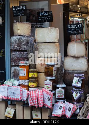 LONDRES, Royaume-Uni - 27 AVRIL 2019 : épicerie fine au Camden Market Banque D'Images