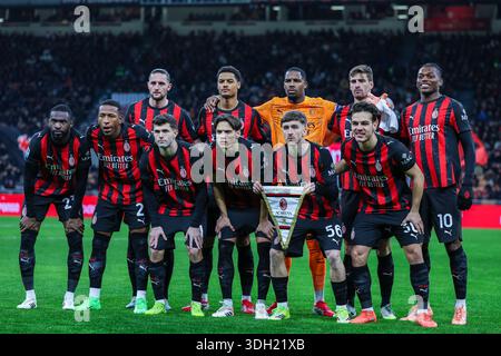 Les joueurs de l'AC Milan s'alignent lors du match de football de Serie A 2025/26 entre l'AC Milan et l'US Lecce au stade San Siro de Milan Banque D'Images