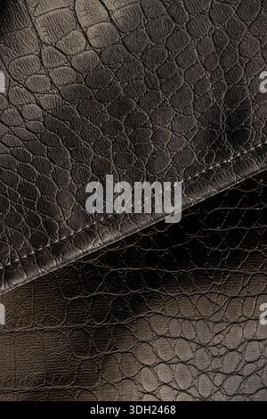 tissu artificiel dans le style de la peau de crocodile avec des taches et des taches, un vêtement fabriqué dans le style des articles en cuir fait de leat artificiel Banque D'Images