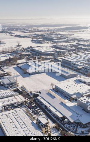 Zone industrielle enneigée avec une variété de bâtiments sous ciel dégagé, zone industrielle de Wolfsberg, Nagold, Allemagne Banque D'Images