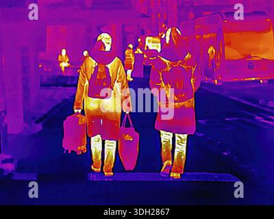 Image thermique ou thermographie, photo symbolique, interpolée. Les gens voyageant dans les zones urbaines. Stuttgart, Bade-Wuerttemberg, Allemagne Banque D'Images
