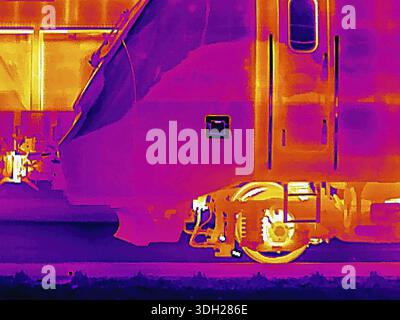 Locomotive dans la gare. Image thermique ou thermographie, photo symbolique, interpolée. Stuttgart, Bade-Wuerttemberg, Allemagne Banque D'Images