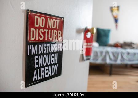 Denver, Colorado - Un panneau « ne pas déranger » sur la porte de la chambre d'un garçon. Banque D'Images