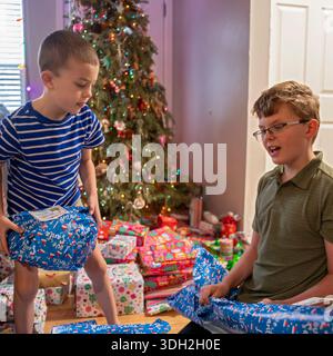 Denver, Colorado - les frères ouvrent des cadeaux de Noël le matin de Noël. Banque D'Images
