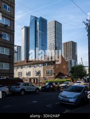 Les immeubles modernes de grande hauteur s'élèvent dans le développement Wood Wharf des Docklands de Londres derrière l'ancien logement du conseil municipal de Cubitt Town. Banque D'Images