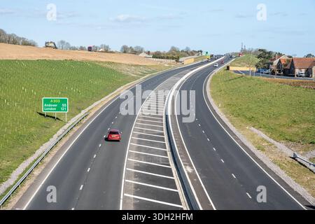 Le trafic circule sur la nouvelle voie à deux voies de la route A303 à Canegore Corner dans le sud du Somerset, en Angleterre. Banque D'Images