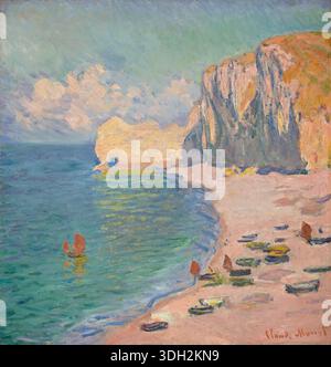 Étretat : la plage et la falaise d'amont de Claude Monet, 1885, bateaux de pêche échoués et falaises calcaires spectaculaires surplombant la côte normande Banque D'Images