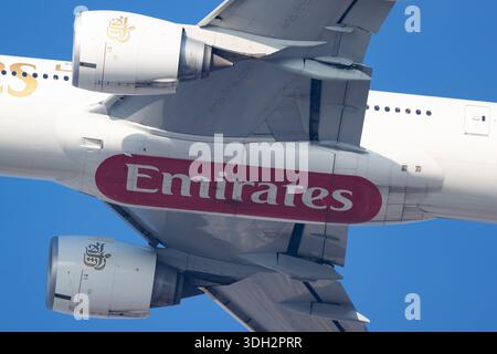 Dubaï, Émirats arabes Unis - 20 novembre 2025 : Boeing 777-300ER d'Emirates Airlines. Transports civils. Aviation et aéronefs. Banque D'Images