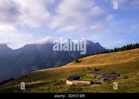 Italie, Frioul, Carnia — Alpes carniques - Val Pesarina , paysage et Malga malins Banque D'Images