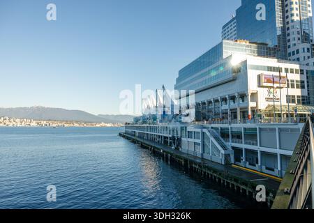 Vancouver, Canada - le 18 janvier 2026 : le front de mer de Vancouver montre le terminal des bateaux de croisière de Canada place avec des structures à voile blanche Banque D'Images