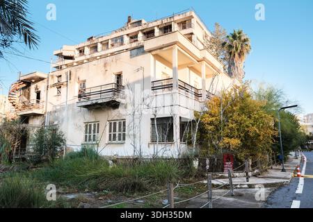 VAROSHA, CHYPRE : 26 décembre 2025. Bâtiments abandonnés et hôtels en décomposition dans le quartier de la ville fantôme de Famagouste, Chypre du Nord. Kapali Maras. Pourriture Banque D'Images