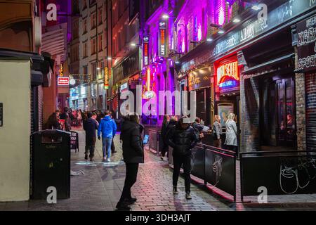 Liverpool, Royaume-Uni, 10 janvier 2026 : Mathew Street dans le centre-ville, une zone piétonne célèbre pour la salle de concert Cavern Club Banque D'Images