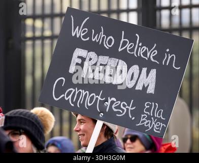 Un participant tient une pancarte lors d'une marche commémorant l'anniversaire du Dr Martin Luther King à Eugene, Oregon, le 19 janvier 2026. Banque D'Images