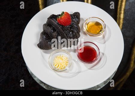 Sélection de croissants noirs assortis conçus pour la photographie de menu de boulangerie et la présentation de pâtisseries commerciales photographie de restaurant de luxe culinaire Banque D'Images