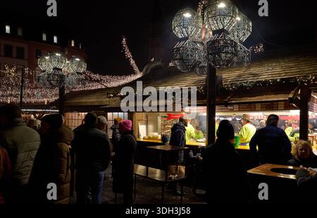 Foule du marché de Noël la nuit à Mayence, Allemagne. Banque D'Images