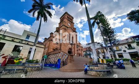 Girardota, Antioquia - Colombie. 30 décembre 2025. Cathédrale notre-Dame du Rosaire, une église catholique colombienne. Banque D'Images