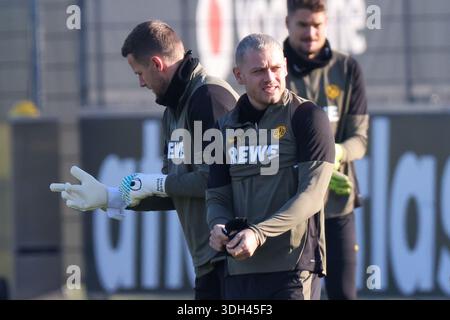 Dortmund, Allemagne 19 janvier 2026 : Champions League - 2025/2026 - Borussia Dortmund final Training dans l'image : de gauche à droite. Le gardien Patrick Drewes (Borussia Dortmund) et Julian Ryerson (Borussia Dortmund) lors de l'entraînement final à Dortmund befor Banque D'Images