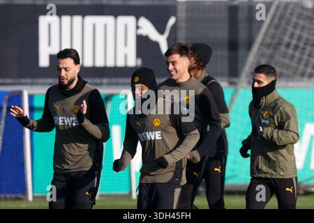 Dortmund, Allemagne 19 janvier 2026 : Champions League - 2025/2026 - Borussia Dortmund final Training dans l'image : de gauche à droite. Ramy Bensebaini (Borussia Dortmund) et Julien Duranvolle (Borussia Dortmund) lors de la dernière formation à Dortmund avant le U. Banque D'Images