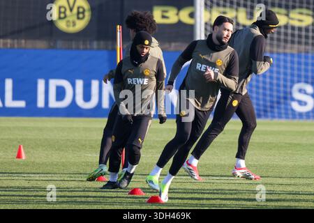 Dortmund, Allemagne 19 janvier 2026 : Champions League - 2025/2026 - Borussia Dortmund final Training dans l'image : de gauche à droite. Julien Duranville (Borussia Dortmund) et Ramy Bensebaini (Borussia Dortmund) lors de la dernière formation à Dortmund bef Banque D'Images