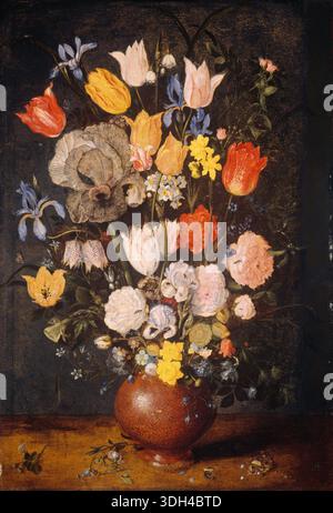 Bouquet de fleurs dans un vase en faïence par Jan Brueghel l'ancien, v. 1610, arrangement vibrant de tulipes, roses, iris et autres fleurs dans un vase rond brun sur une table en bois Banque D'Images