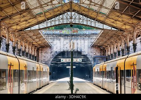 Deux trains attendent sur le quai de la gare Sao Bento de Porto, Portugal. Banque D'Images