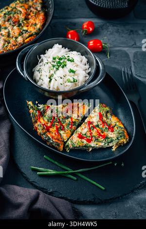 Frittata au four aux épinards avec salade de radis blanc Banque D'Images