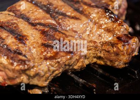 cuisson du steak de croupe de bœuf biologique sur une plaque de cuisson de poêle en fonte fond de plaque de cuisson. Banque D'Images