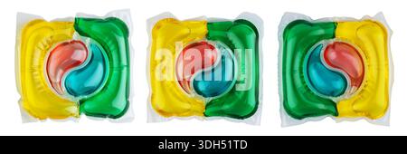 Il y a trois capsules de lavage sur un fond blanc. Banque D'Images