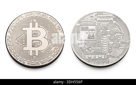 Gros plan d'une pièce Bitcoin en argent mettant en évidence le symbole BTC et des détails semblables à un circuit. Représente la monnaie numérique, la technologie blockchain et moderne Banque D'Images