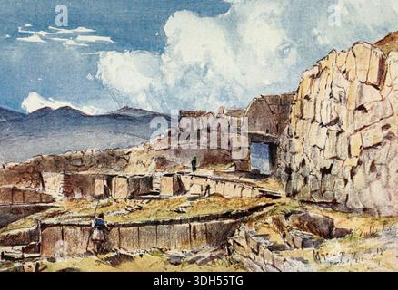 MYCÈNES, MONTRANT LE SITE DES CÉLÈBRES DÉCOUVERTES DE SCHLIEMANN la masse de la maçonnerie dite cyclopéenne, sur la droite, appuie la partie supérieure de l'Acropole de Mycènes. Le mur à angle droit contient la porte du lion, et la grande pierre triangulaire au-dessus du linteau est le dos du relief bien connu des lions ou lionnes regardant, probablement la plus ancienne pièce de sculpture en Grèce. Au premier plan est montré le singulier double mur et la porte de l'enceinte, appelé par Schliemann l'Agora, dans lequel il a trouvé les trésors de l'art mycénien maintenant dans le Musée central Banque D'Images