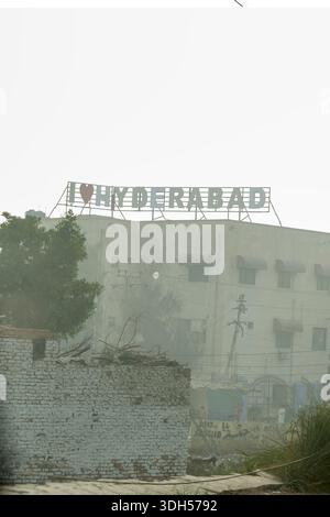 Hyderabad, Pakistan : Hyderabad Old Bazaar, où le pouls de la vie urbaine bat au milieu de l'architecture historique et du bourdonnement du commerce local Banque D'Images