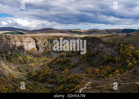 Vue imprenable sur Trialeti en Géorgie pendant l'automne, mettant en vedette les couleurs d'automne vibrantes sur les falaises accidentées et les vallées sous un ciel nuageux spectaculaire, point culminant Banque D'Images