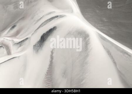 Courbes gracieuses de dunes de sable blanc, capturant les textures sereines du désert. Cette image illustre l'interaction délicate de la lumière et de l'ombre sur th Banque D'Images