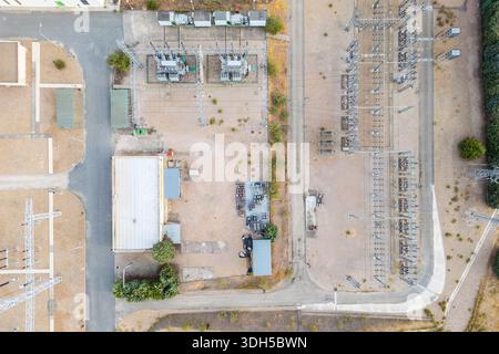 Vue aérienne d'une grande centrale électrique présentant des transformateurs, des lignes électriques et des bâtiments. La disposition expansive met en évidence la complexité de l'électricité Banque D'Images