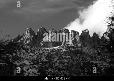 Une vue imprenable sur les Dolomites révèle des sommets escarpés et un village alpin niché en contrebas, couvert de neige, capturant la beauté sereine de l'Europea Banque D'Images