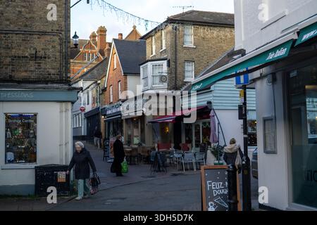 Une rue étroite sinueuse à Saffron Walden avec des boutiques et des cafés décorés pour Noël Banque D'Images