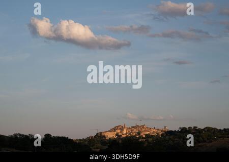 Drone capture une vue aérienne à couper le souffle d'une ville italienne historique dans un ciel bleu serein, tandis que le coucher de soleil doré jette une lumière chaude sur l'ancienne St Banque D'Images