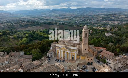Drone vue d'une ville italienne historique mettant en valeur une église magnifique avec l'architecture traditionnelle environnante nichée dans un paysage luxuriant, offrant un g Banque D'Images