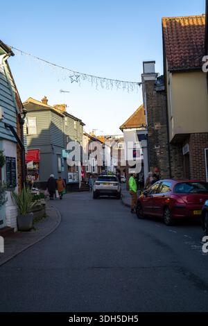 Une rue étroite sinueuse à Saffron Walden avec des décorations de Noël et des acheteurs un jour d'hiver Banque D'Images