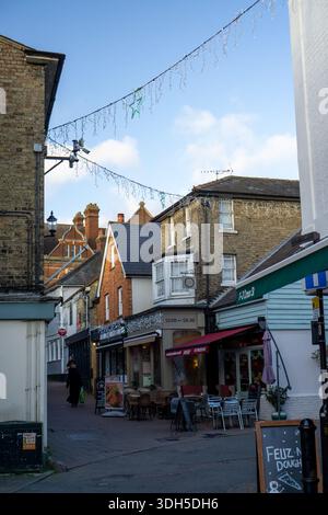 Rue commerçante étroite à Saffron Walden, Essex, avec des lumières de Noël et avec divers magasins et cafés Banque D'Images