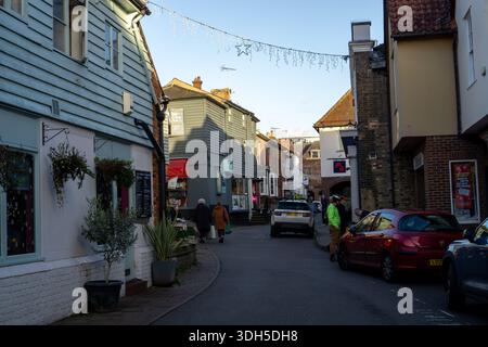 Une rue étroite sinueuse à Saffron Walden avec des décorations de Noël et des acheteurs un jour d'hiver Banque D'Images