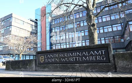 Stuttgart, Allemagne. 20 janvier 2026. Une pancarte portant la mention 'Landeskriminalamt Baden-Württemberg' ('Bureau national des enquêtes criminelles du Bade-Württemberg') se trouve devant le bâtiment du Bureau national des enquêtes criminelles. Le bureau du procureur enquête sur les soupçons de fraude au LKA. Crédit : Bernd Weißbrod/dpa/Alamy Live News Banque D'Images