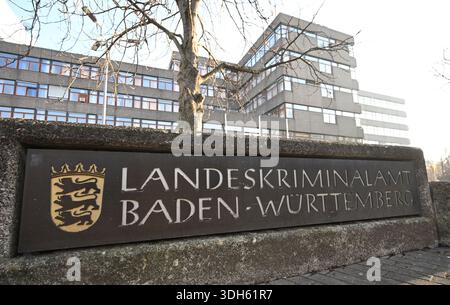 Stuttgart, Allemagne. 20 janvier 2026. Une pancarte portant la mention 'Landeskriminalamt Baden-Württemberg' ('Bureau national des enquêtes criminelles du Bade-Württemberg') se trouve devant le bâtiment du Bureau national des enquêtes criminelles. Le bureau du procureur enquête sur les soupçons de fraude au LKA. Crédit : Bernd Weißbrod/dpa/Alamy Live News Banque D'Images