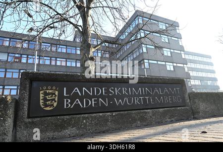 Stuttgart, Allemagne. 20 janvier 2026. Une pancarte portant la mention 'Landeskriminalamt Baden-Württemberg' ('Bureau national des enquêtes criminelles du Bade-Württemberg') se trouve devant le bâtiment du Bureau national des enquêtes criminelles. Le bureau du procureur enquête sur les soupçons de fraude au LKA. Crédit : Bernd Weißbrod/dpa/Alamy Live News Banque D'Images