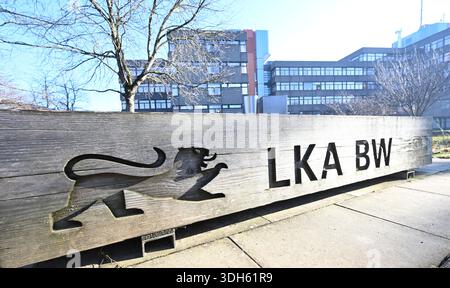 Stuttgart, Allemagne. 20 janvier 2026. Une pancarte portant l'inscription « LKA BW » se trouve devant le bâtiment du Bureau de police criminelle de l'État du Bade-Württemberg. Le bureau du procureur enquête sur les soupçons de fraude au LKA. Crédit : Bernd Weißbrod/dpa/Alamy Live News Banque D'Images